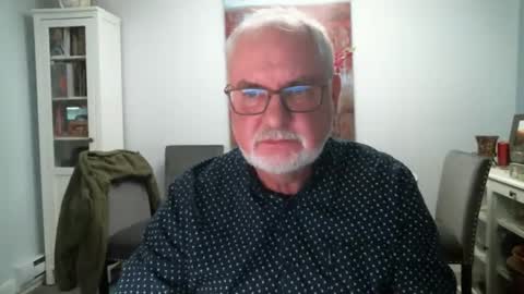 Snapshot of loop102 chatting on October 25, 1:24 am loop102 online show from October 25, 1:24 am