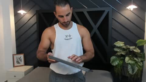  L O R E N Z O  Thumbs Up help  online show from January 15, 6:08 pm