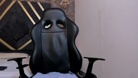  L O R E N Z O  Thumbs Up help  online show from March 6, 9:42 pm