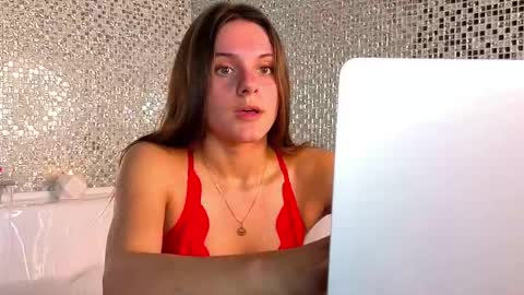 Snapshot of lorettadunnelli chatting on October 5, 6:50 pm Chloe for Fan BlackHole online show from October 5, 6:50 pm