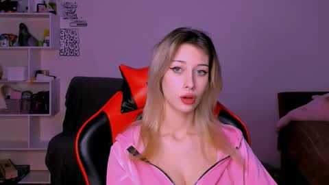 Snapshot of lori_meow chatting on October 7, 6:49 pm Lori online show from October 7, 6:49 pm