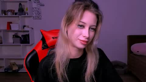 Snapshot of lori_meow chatting on November 9, 6:17 pm Lori online show from November 9, 6:17 pm