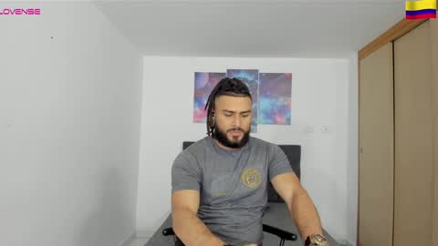 louis_marley_ online show from December 19, 12:34 am