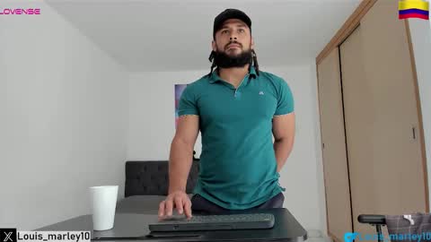 louis_marley_ online show from November 5, 4:29 pm