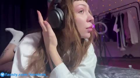 Snapshot of lovelorn_ chatting on December 13, 9:35 am Elsa online show from December 13, 9:35 am