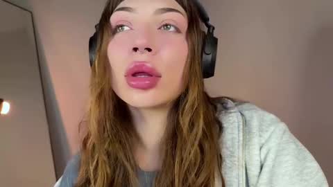 Snapshot of lovelorn_ chatting on March 12, 4:30 am Elsa online show from March 12, 4:30 am