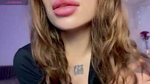 Snapshot of lovelorn_ chatting on November 21, 6:01 am Elsa online show from November 21, 6:01 am