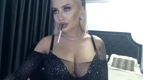 Snapshot of lovelyblondyxxx chatting on December 7, 11:12 pm PrAllinXXXa online show from December 7, 11:12 pm