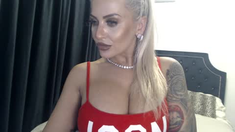 Snapshot of lovelyblondyxxx chatting on December 9, 3:18 am PrAllinXXXa online show from December 9, 3:18 am