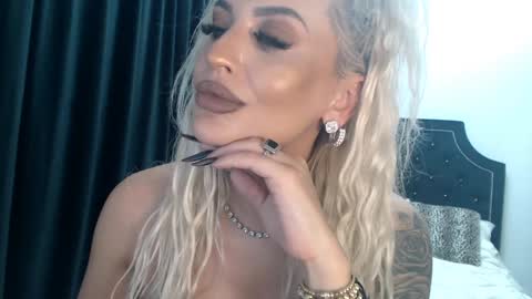 Snapshot of lovelyblondyxxx chatting on December 13, 2:10 am PrAllinXXXa online show from December 13, 2:10 am