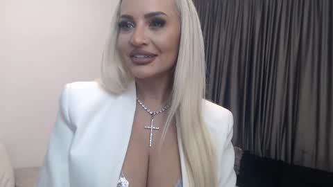 Snapshot of lovelyblondyxxx chatting on January 15, 11:19 pm PrAllinXXXa online show from January 15, 11:19 pm
