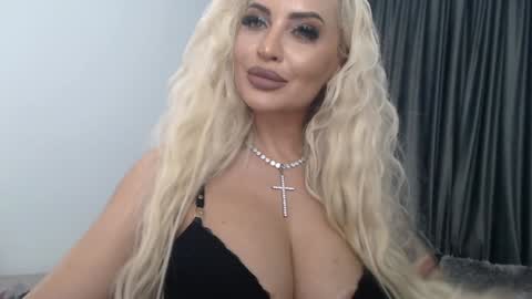 Snapshot of lovelyblondyxxx chatting on January 17, 2:29 am PrAllinXXXa online show from January 17, 2:29 am