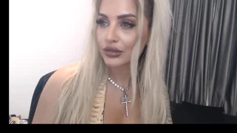 Snapshot of lovelyblondyxxx chatting on February 13, 1:29 am PrAllinXXXa online show from February 13, 1:29 am