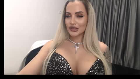 Snapshot of lovelyblondyxxx chatting on February 14, 2:18 am PrAllinXXXa online show from February 14, 2:18 am