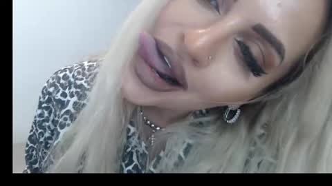 Snapshot of lovelyblondyxxx chatting on February 18, 2:05 am PrAllinXXXa online show from February 18, 2:05 am