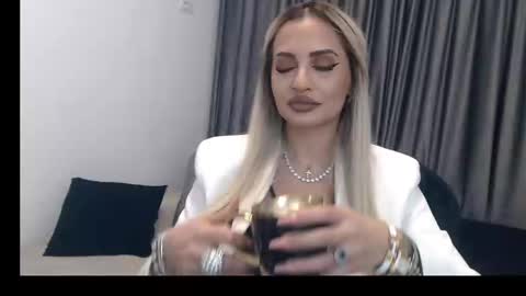 Snapshot of lovelyblondyxxx chatting on February 18, 11:19 pm PrAllinXXXa online show from February 18, 11:19 pm