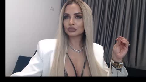 Snapshot of lovelyblondyxxx chatting on February 19, 2:33 am PrAllinXXXa online show from February 19, 2:33 am