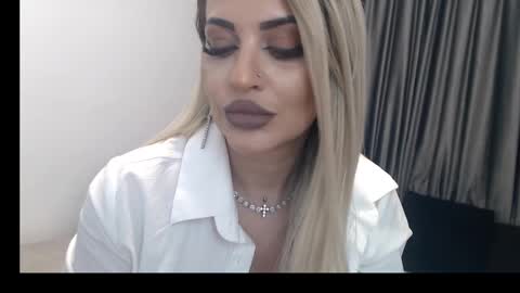 Snapshot of lovelyblondyxxx chatting on February 21, 1:44 am PrAllinXXXa online show from February 21, 1:44 am