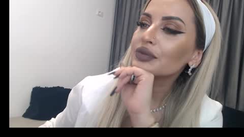 Snapshot of lovelyblondyxxx chatting on February 25, 2:14 am PrAllinXXXa online show from February 25, 2:14 am