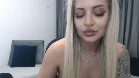 Snapshot of lovelyblondyxxx chatting on March 11, 1:16 am PrAllinXXXa online show from March 11, 1:16 am