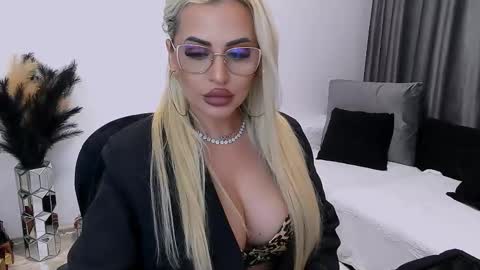 Snapshot of lovelyblondyxxx chatting on October 27, 12:04 am PrAllinXXXa online show from October 27, 12:04 am