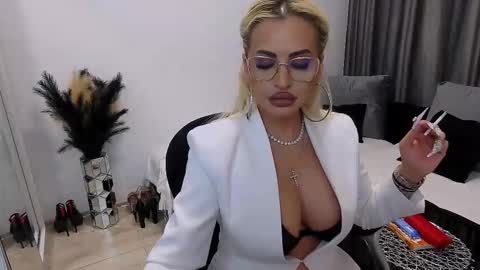 Snapshot of lovelyblondyxxx chatting on October 27, 10:58 pm PrAllinXXXa online show from October 27, 10:58 pm
