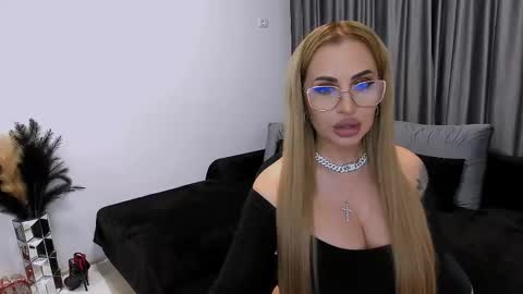 Snapshot of lovelyblondyxxx chatting on November 17, 11:21 pm PrAllinXXXa online show from November 17, 11:21 pm