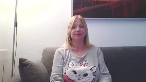 Snapshot of lovestar544963 chatting on December 10, 12:28 am Marlyn online show from December 10, 12:28 am