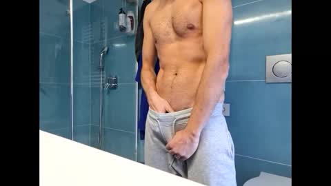 Snapshot of luca2828 chatting on November 6, 12:17 pm luca2828 online show from November 6, 12:17 pm