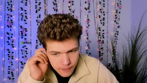 Snapshot of lucas_long_ chatting on September 17, 5:09 am lucas_long_ online show from September 17, 5:09 am