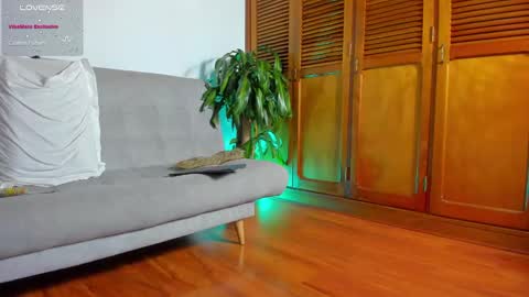 Hello my name is Lucy nice to meet you  thumb up is important for me kisses     online show from January 28, 1:18 am