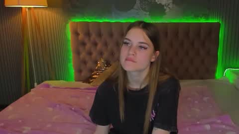 LuisaClover online show from November 18, 2:43 pm