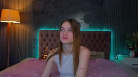 LuisaClover online show from November 25, 1:22 pm