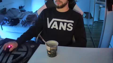 lukasschoetz online show from December 5, 10:34 pm