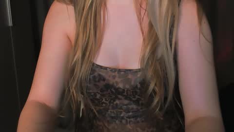 Snapshot of luna1vibe chatting on December 13, 10:15 pm luna1vibe online show from December 13, 10:15 pm