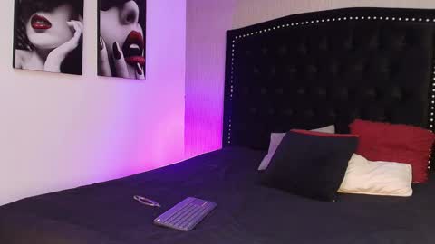 Luna And Titan  online show from November 9, 12:47 pm