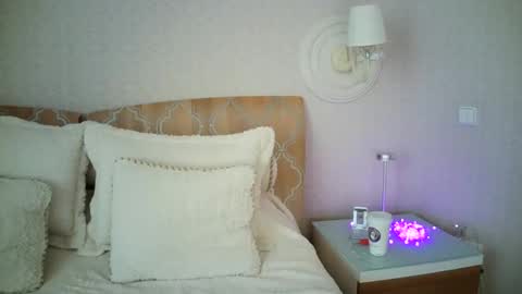 luna_hoti online show from March 7, 11:40 am