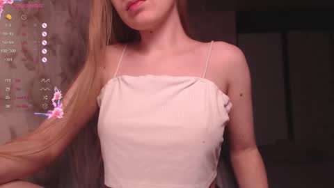 Snapshot of luna_loveisgood chatting on November 7, 10:37 am Luna online show from November 7, 10:37 am