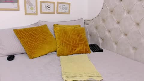 luna_valle online show from February 3, 11:15 pm