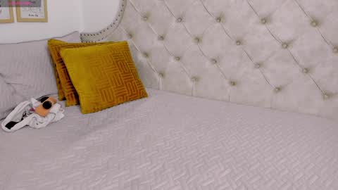 luna_valle online show from February 5, 11:50 pm