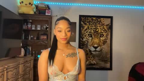 lunaa_11 online show from January 4, 5:27 am