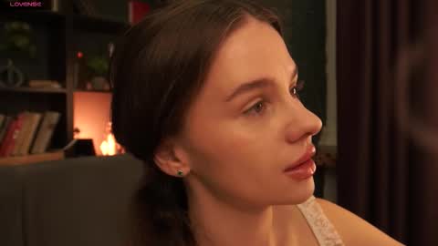 lunaolivia_ online show from October 1, 12:44 pm