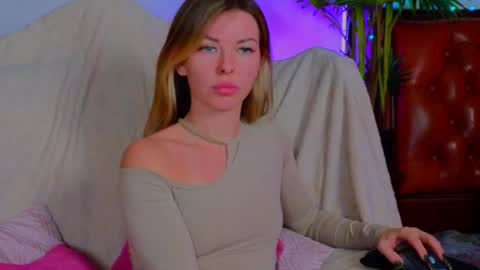 Luna Rishi online show from December 5, 1:06 pm