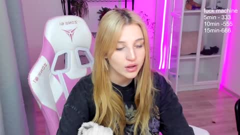 Snapshot of lunatale chatting on December 7, 11:45 pm Kate online show from December 7, 11:45 pm