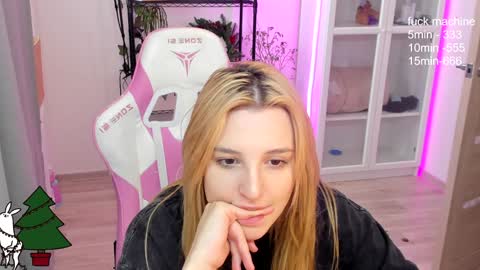 Snapshot of lunatale chatting on December 10, 4:56 am Kate online show from December 10, 4:56 am