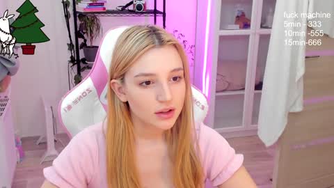 Snapshot of lunatale chatting on December 13, 4:11 am Kate online show from December 13, 4:11 am