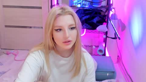 Snapshot of lunatale chatting on February 4, 3:11 am Kate online show from February 4, 3:11 am