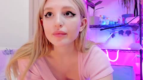 Snapshot of lunatale chatting on February 6, 6:18 am Kate online show from February 6, 6:18 am