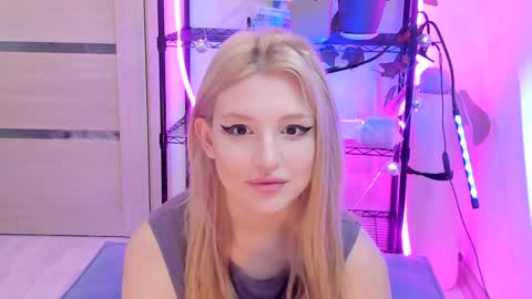 Snapshot of lunatale chatting on February 8, 3:19 am Kate online show from February 8, 3:19 am