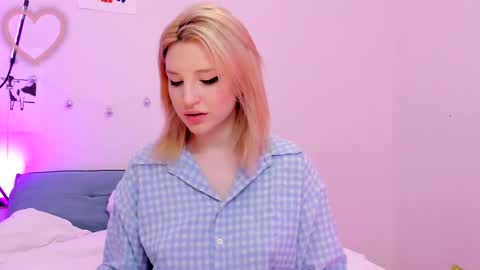 Snapshot of lunatale chatting on February 25, 3:20 am Kate online show from February 25, 3:20 am